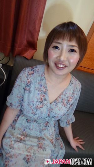 Shaved Pussy Japanese MILF Gets Big Creampie - Photo 42
