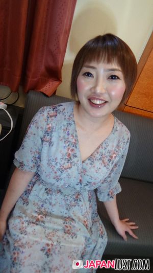 Shaved Pussy Japanese MILF Gets Big Creampie - Photo 44