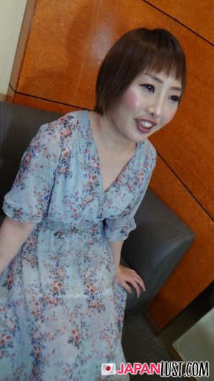 Shaved Pussy Japanese MILF Gets Big Creampie - Photo 8