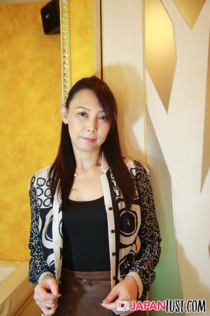 Skinny Japanese Cougar Gets Fat POV Creampie - Photo 50