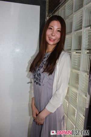 Slender Japanese Cougar Bounces On Cock POV - Photo 28