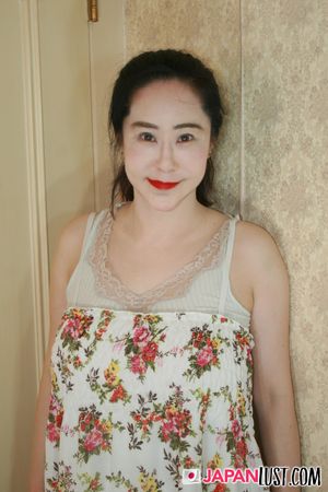 Thick Busty Japanese MILF Enjoy Deep Pounding and Creampie - Photo 1