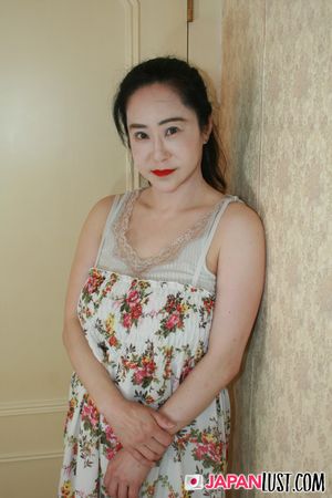Thick Busty Japanese MILF Enjoy Deep Pounding and Creampie - Photo 10