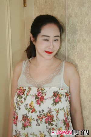 Thick Busty Japanese MILF Enjoy Deep Pounding and Creampie - Photo 2