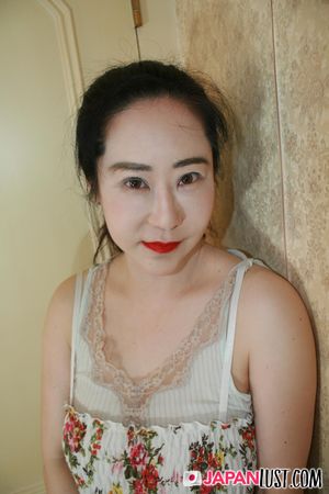 Thick Busty Japanese MILF Enjoy Deep Pounding and Creampie - Photo 21