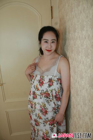 Thick Busty Japanese MILF Enjoy Deep Pounding and Creampie - Photo 25