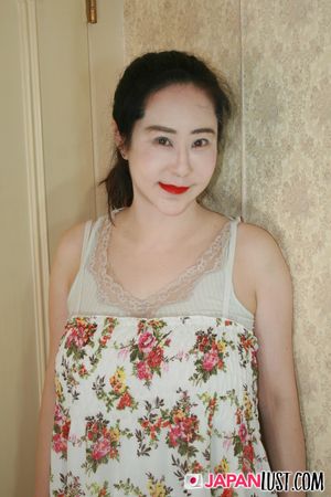 Thick Busty Japanese MILF Enjoy Deep Pounding and Creampie - Photo 3
