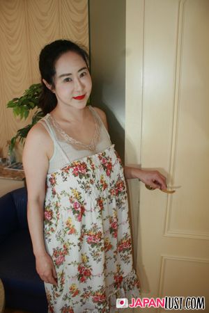 Thick Busty Japanese MILF Enjoy Deep Pounding and Creampie - Photo 36