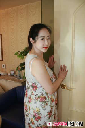 Thick Busty Japanese MILF Enjoy Deep Pounding and Creampie - Photo 37