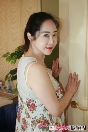 Thick Busty Japanese MILF Enjoy Deep Pounding and Creampie - Photo 38