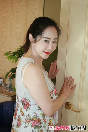 Thick Busty Japanese MILF Enjoy Deep Pounding and Creampie - Photo 40