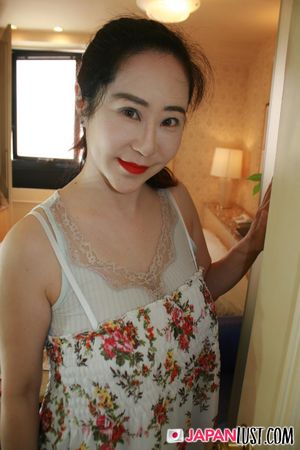 Thick Busty Japanese MILF Enjoy Deep Pounding and Creampie - Photo 45