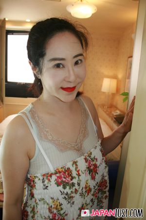 Thick Busty Japanese MILF Enjoy Deep Pounding and Creampie - Photo 47