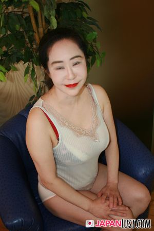 Thick Busty Japanese MILF Enjoy Deep Pounding and Creampie - Photo 78