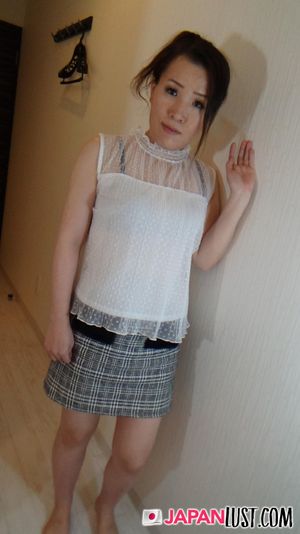 Hot Japanese MILF Loves Hard Fuck and Creampie - Photo 37