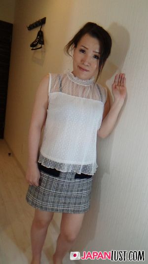 Hot Japanese MILF Loves Hard Fuck and Creampie - Photo 38