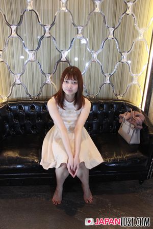 Petite Japanese MILF Spreads Wide For Creampie - Photo 3