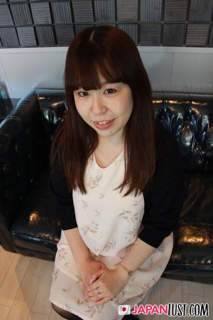 Chubby Japanese MILF Takes Creampie In Shaved Pussy - Photo 4