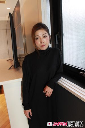 Slender Japanese MILF Returns For More Creampie - Photo 6