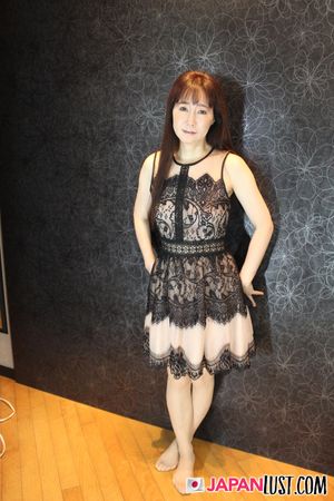 Japanese MILF pleasures herself before rough, passionate sex - Photo 9