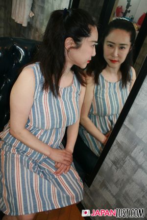 Motoko Suhara opens shy, then spreads, sucks deep, and gets pounded breathless - Photo 5