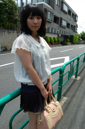 Mature Japanese Can't Resist Creampie - Photo 2