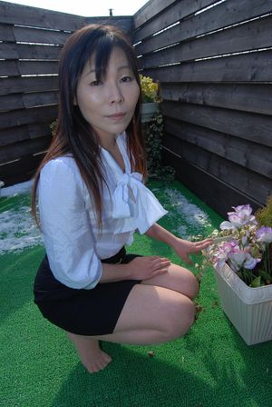 Petite Pale Cougar Creampie - Photo 27