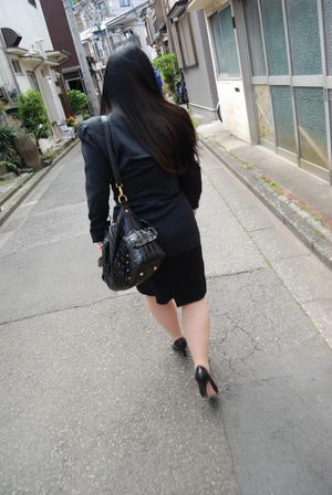 Chubby mature Japanese secretary creampied while husband is at work - Photo 2