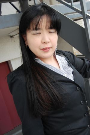 Chubby mature Japanese secretary creampied while husband is at work - Photo 27