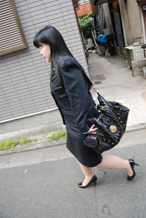 Chubby mature Japanese secretary creampied while husband is at work - Photo 3