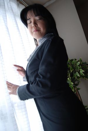 Chubby mature Japanese secretary creampied while husband is at work - Photo 45