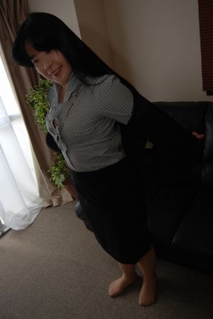 Chubby mature Japanese secretary creampied while husband is at work - Photo 89