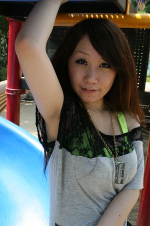 Sweet teen presenting nice tits - Photo 17
