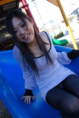 Teen Japanese amateur drips out a big creampie - Photo 16