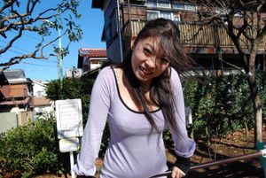 Teen Japanese amateur drips out a big creampie - Photo 23