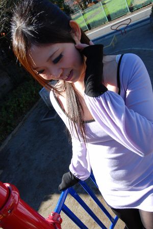 Teen Japanese amateur drips out a big creampie - Photo 8