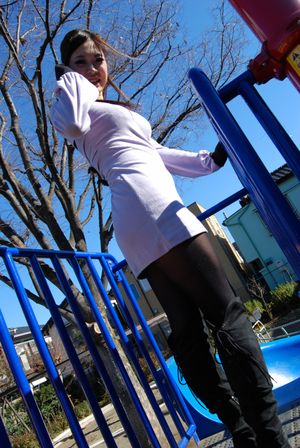 Teen Japanese amateur drips out a big creampie - Photo 9