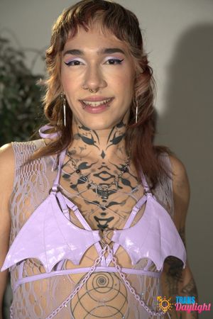 Shade Night's Romantic Encounter: Trans Girlfriend Pleasures Her - Photo 11