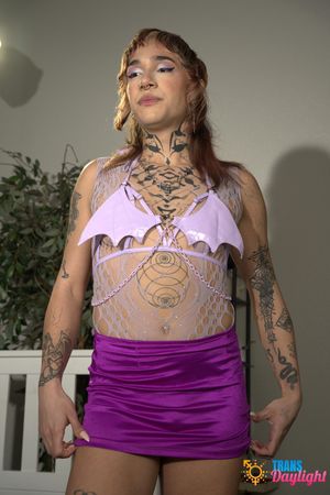 Shade Night's Romantic Encounter: Trans Girlfriend Pleasures Her - Photo 5