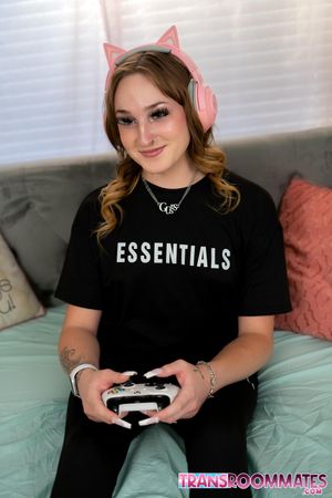 Trans Beauty Distracts Her Roommate From Gaming - Photo 11