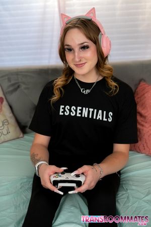 Trans Beauty Distracts Her Roommate From Gaming - Photo 12
