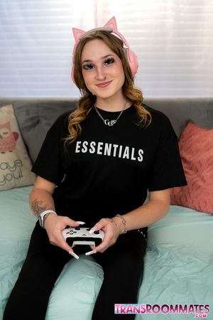 Trans Beauty Distracts Her Roommate From Gaming - Photo 3