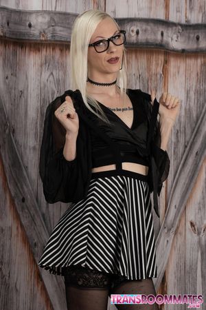 Sarina Havoc and Livi Doll explore each other’s bodies with slow kisses, soft moans, and deep, passionate thrusts on the bed. - Photo 23