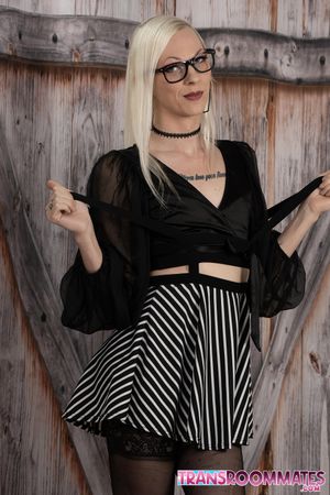 Sarina Havoc and Livi Doll explore each other’s bodies with slow kisses, soft moans, and deep, passionate thrusts on the bed. - Photo 24