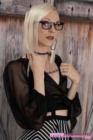 Sarina Havoc and Livi Doll explore each other’s bodies with slow kisses, soft moans, and deep, passionate thrusts on the bed. - Photo 25