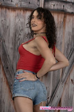 Viviana crashes at Gigi’s place, leading to blowjobs, riding, spoons, doggy, and a messy cream pie finish. - Photo 12