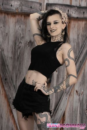 Goth babes Viviana and Riley suck, ride, and moan until Riley gets filled with a messy cream pie - Photo 3