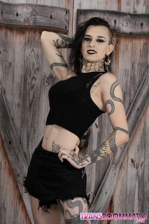 Goth babes Viviana and Riley suck, ride, and moan until Riley gets filled with a messy cream pie - Photo 4