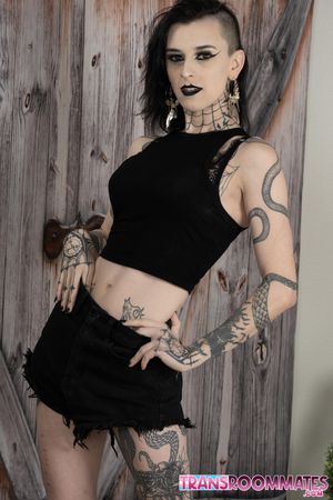 Goth babes Viviana and Riley suck, ride, and moan until Riley gets filled with a messy cream pie - Photo 5