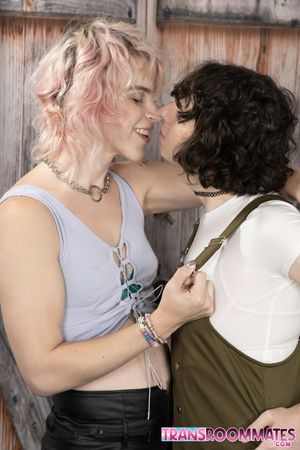 Dream Divyne Surprises Roommate Elle Rivers With A Steamy Gift - Photo 232